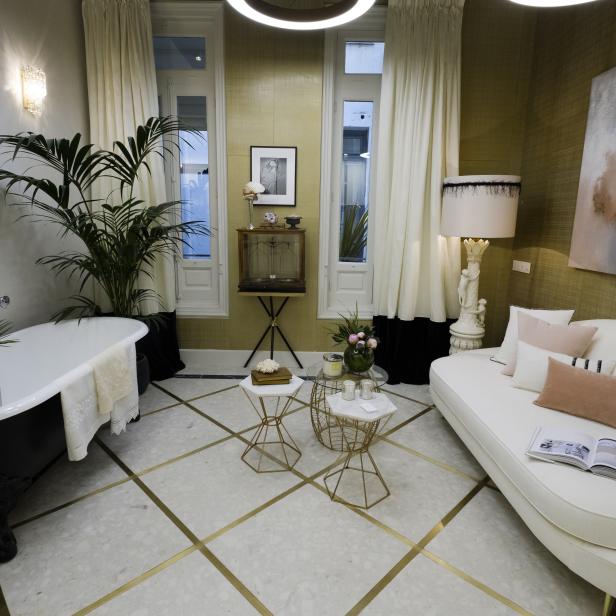 Ein luxuriöses Badezimmer mit freistehender Badewanne und einem eleganten Sofa.