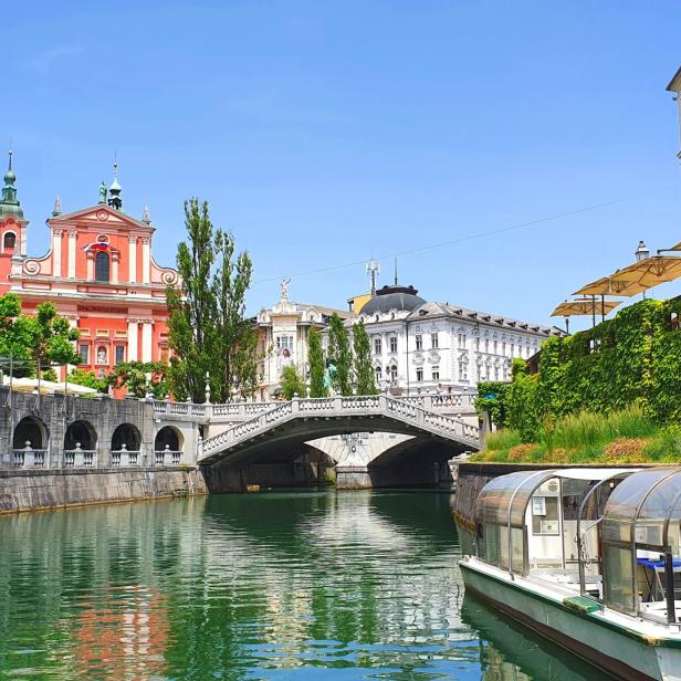 Blick auf die Ljubljanica mit der Franziskanerkirche und der Tromostovje-Brücke in Ljubljana.