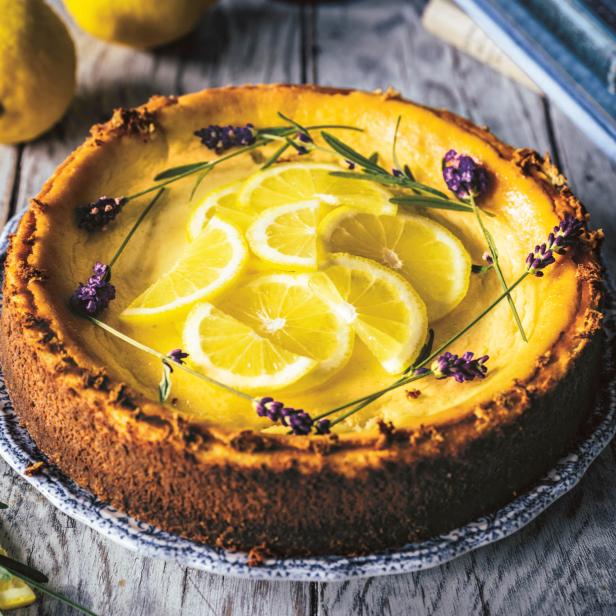 Ein Zitronenkuchen mit Lavendelblüten auf einem Teller.