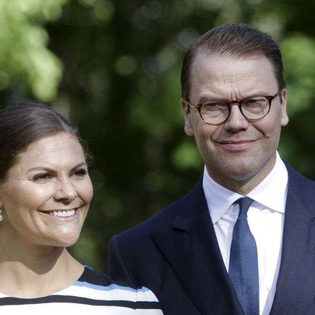 Kronprinzessin Victoria und Prinz Daniel von Schweden lächeln in die Kamera.
