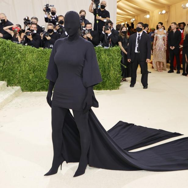 Kim Kardashian in einem schwarzen, gesichtsbedeckenden Outfit auf dem roten Teppich der Met Gala.