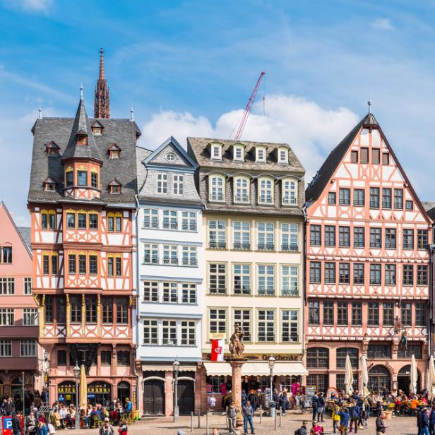 Panorama des Römerbergs in Frankfurt mit Menschen und historischen Fachwerkhäusern.