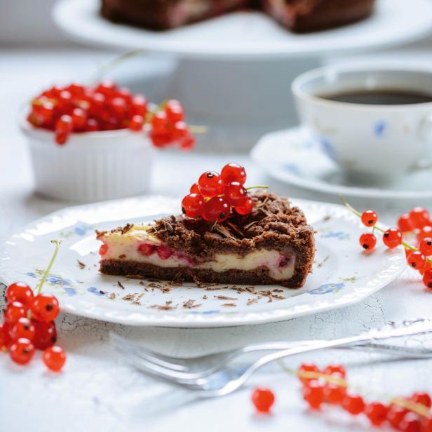 Ein Stück Johannisbeerkuchen mit Schokoladenstreuseln auf einem Teller.