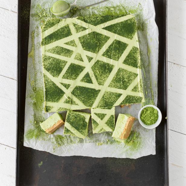 Ein Matcha-Kuchen mit geometrischem Muster und Matcha-Puder auf einem Backblech.