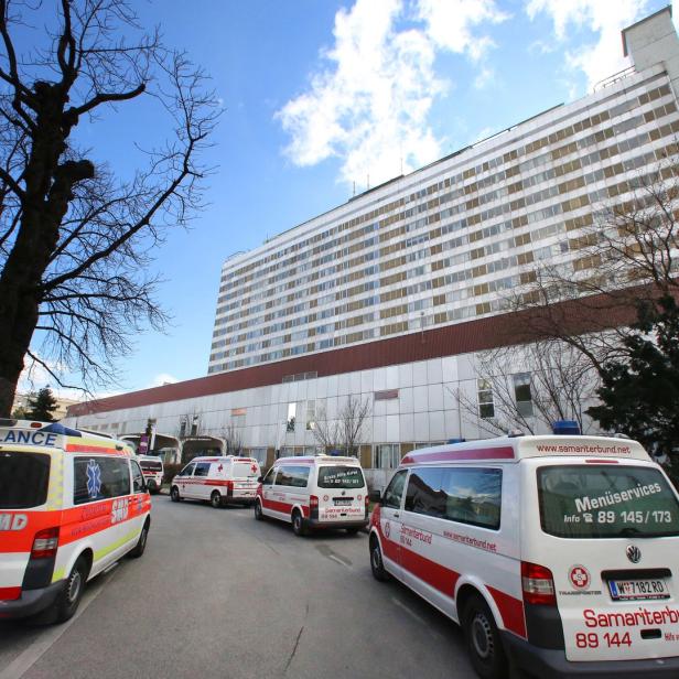 Mehrere Fahrzeuge des Samariterbundes stehen vor einem Krankenhaus.