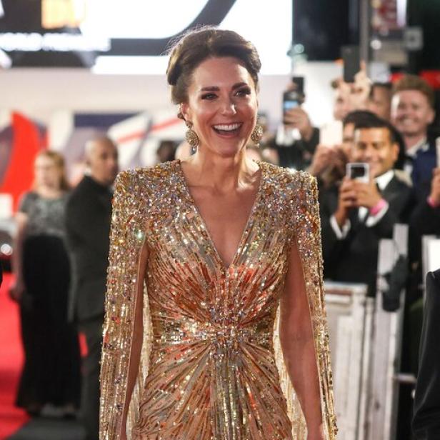 Prinzessin Kate in einem goldenen, paillettenbesetzten Kleid auf einem roten Teppich.