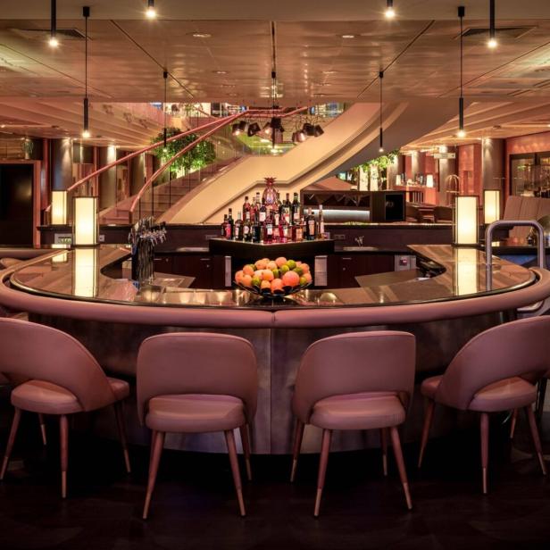 Die Cascade Bar im Vienna Marriott Hotel mit runden Barhockern.