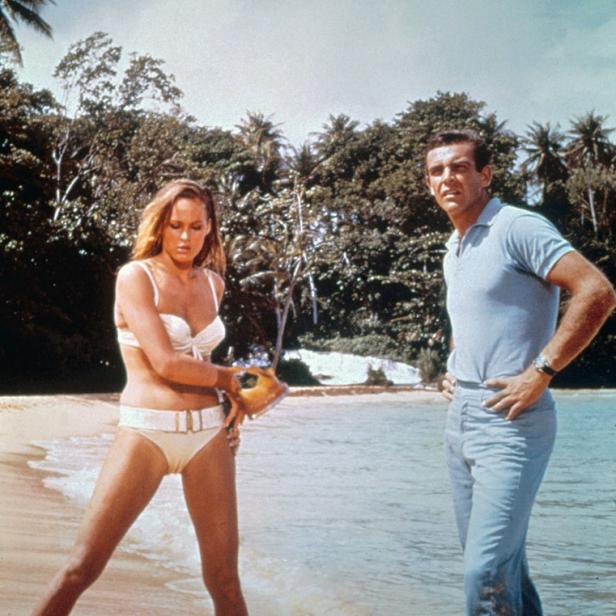 Szene mit Sean Connery und Ursula Andress am Strand im Film „James Bond jagt Dr. No“.