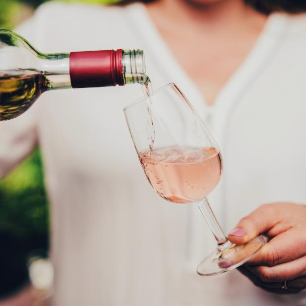 Roséwein wird in ein Glas gegossen.
