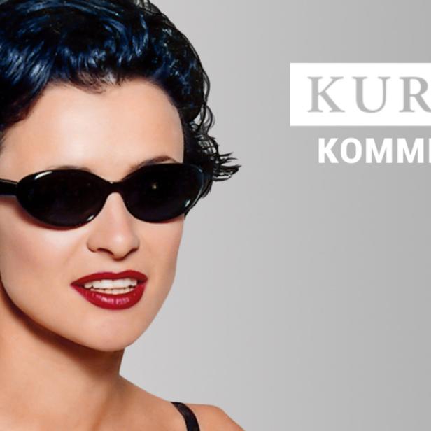 Eine Frau mit dunkler Sonnenbrille und blau gefärbten Haaren vor dem Schriftzug „Kurier Kommentar“.