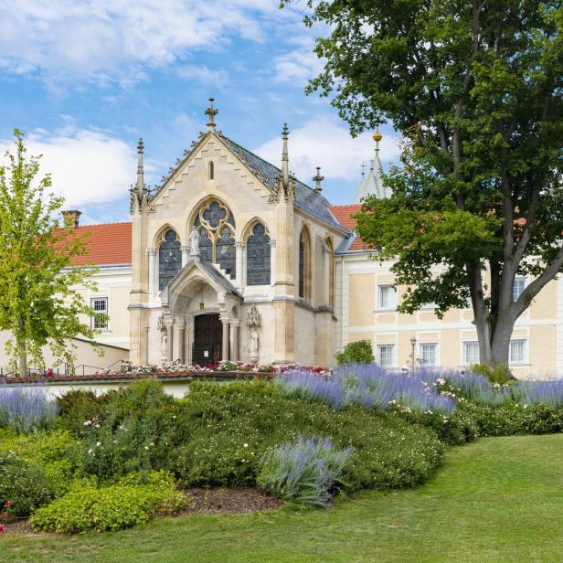 Die Burg Liechtenstein mit ihrem gepflegten Garten im Vordergrund.