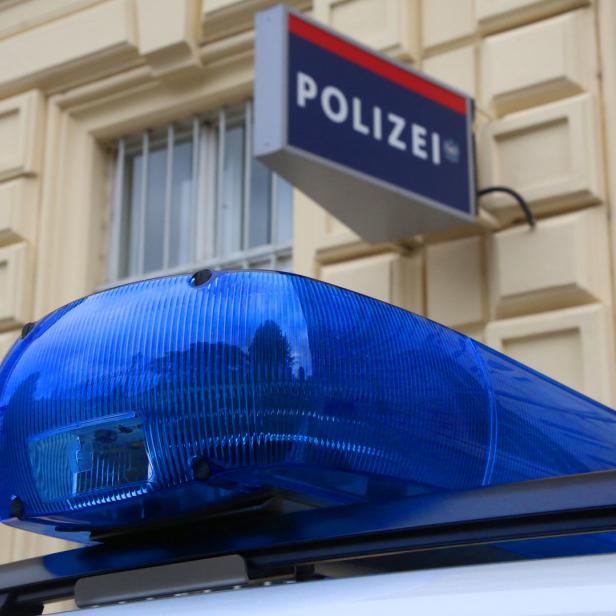 Polizeiauto vor Polizeiinspektion.