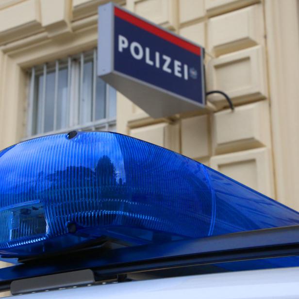 Polizeiauto vor Polizeiinspektion.