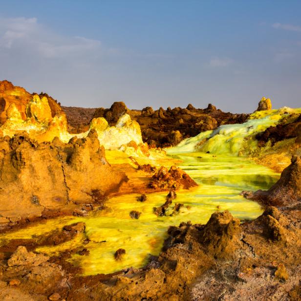 Gelbe und orangefarbene Felsformationen in der Danakil-Senke, Äthiopien.