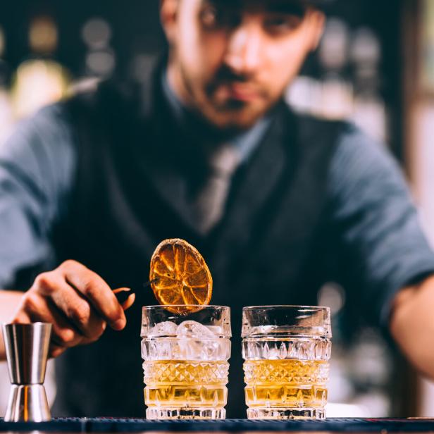 Barkeeper in einer Cocktailbar.