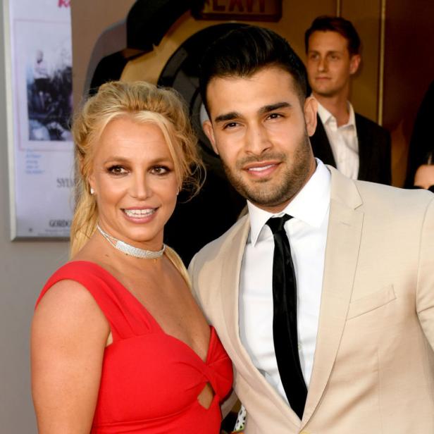 Britney Spears und Sam Asghari posieren zusammen auf einem roten Teppich.