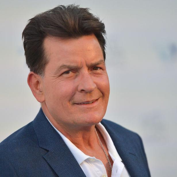 Porträt von Charlie Sheen in einem blauen Sakko.