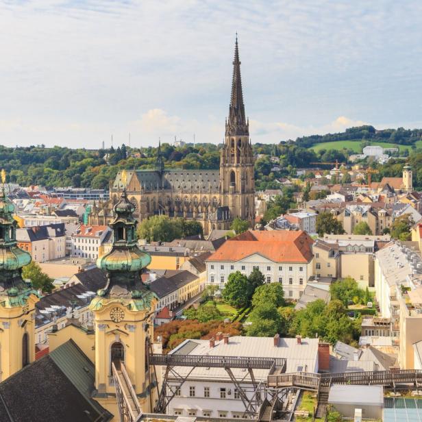 Blick über Linz mit dem Mariä-Empfängnis-Dom im Hintergrund.