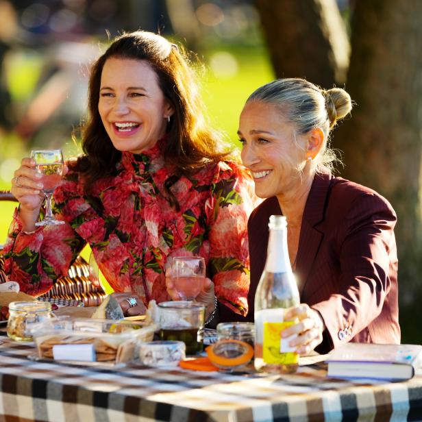 Kristin Davis und Sarah Jessica Parker bei einem Picknick lachend zu sehen.