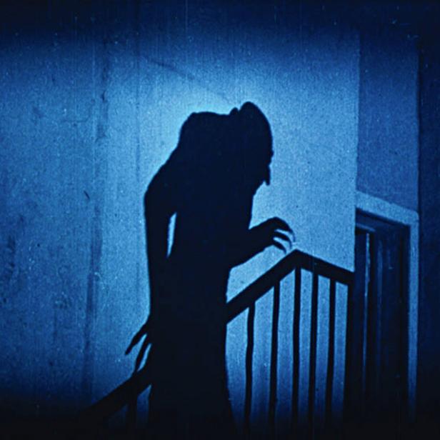 Der Schatten von Graf Orlok steigt eine Treppe hinauf.