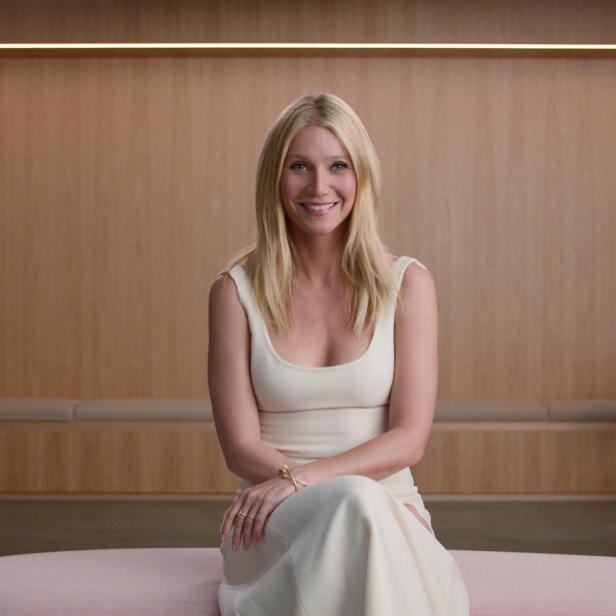 Gwyneth Paltrow sitzt in einem hellen Raum auf einer Bank.