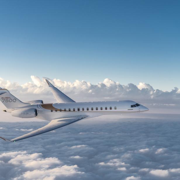Eine Global 7500 von Bombardier fliegt über den Wolken.
