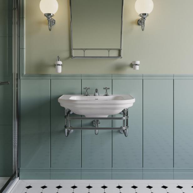 Ein Badezimmer mit einem Waschbecken, einem Spiegel und zwei kugelförmigen Wandleuchten.