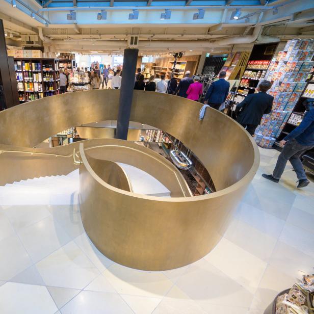 Blick auf die Wendeltreppe im Geschäft Meinl am Graben.