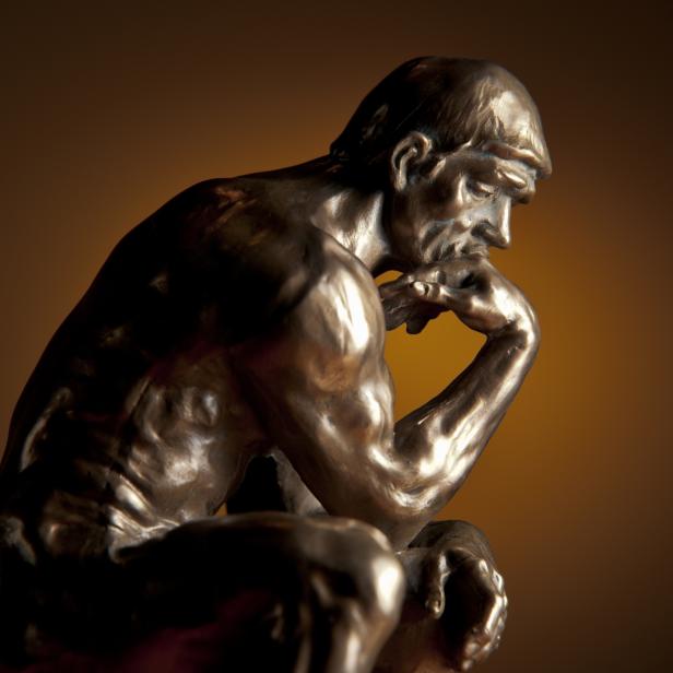Die Bronzeskulptur „Der Denker“ von Rodin.