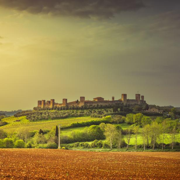 Die mittelalterliche Stadt Monteriggioni in der Toskana liegt auf einem Hügel.
