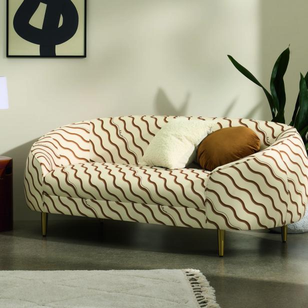 Ein Sofa mit Wellenmuster und Kissen steht in einem Wohnzimmer.