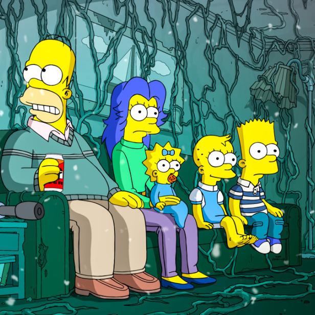 Die Simpsons sitzen in einer von Ranken überwucherten Version ihres Wohnzimmers.