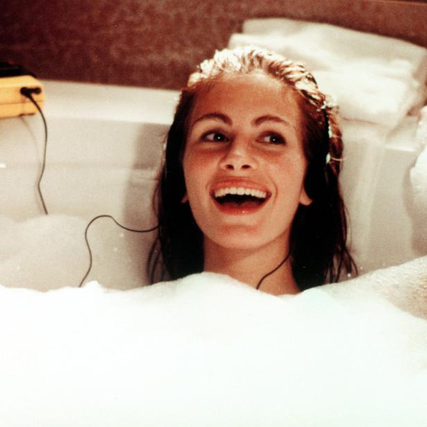 Julia Roberts liegt in der Badewanne voller Schaum und hört Musik.