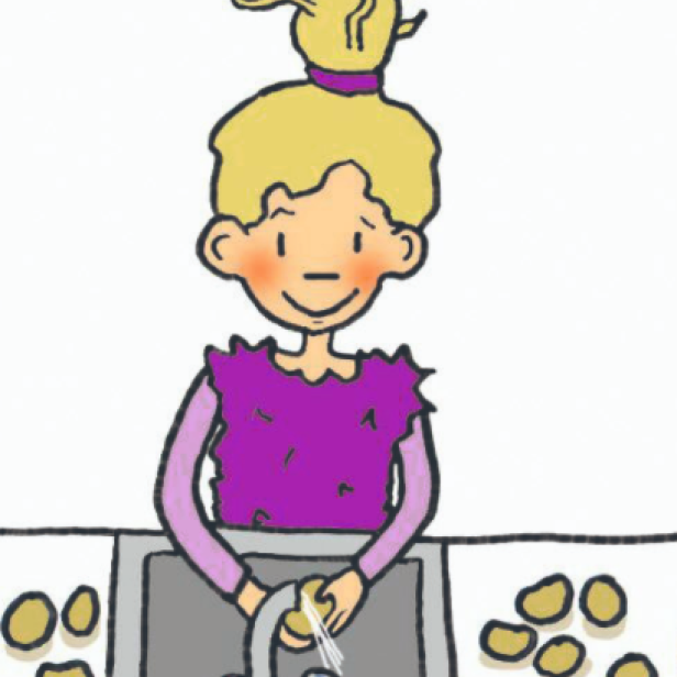 Eine blonde Frau wäscht Kartoffeln in einem Waschbecken.