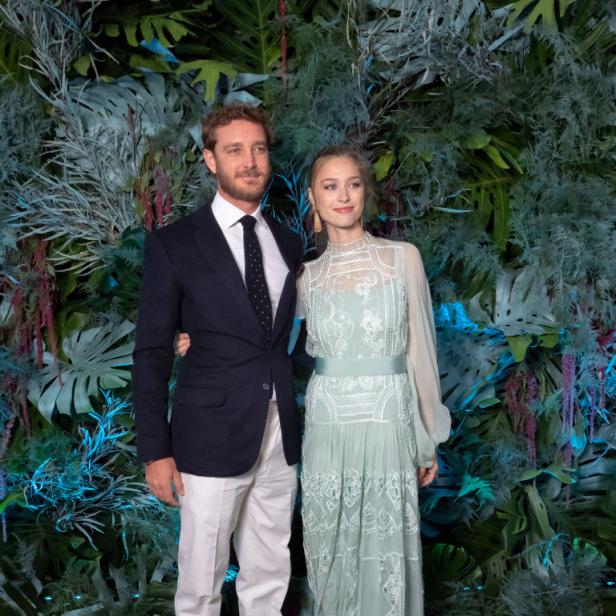 Pierre Casiraghi und Beatrice Borromeo posieren vor einem Hintergrund aus tropischen Pflanzen.