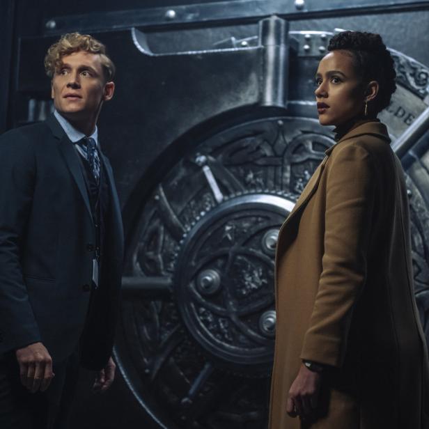 Matthias Schweighöfer und Nathalie Emmanuel vor einem Tresor im Film „Army of Thieves“.