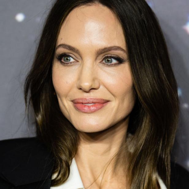 Porträt von Angelina Jolie mit dunklen Haaren und hellem Teint.
