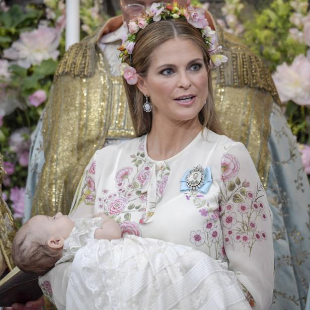 Prinzessin Madeleine hält ihr Kind bei einer Taufe.