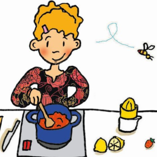 Eine blonde Frau kocht Marmelade in einem blauen Topf, während eine Biene umherschwirrt.