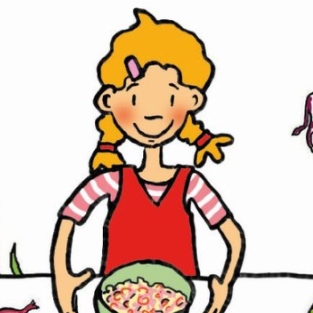 Ein Mädchen mit blonden Zöpfen steht vor einer Schüssel mit Essen.
