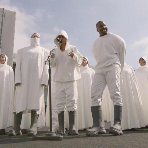 Kanye West und ein Chor treten in weißen Gewändern auf.