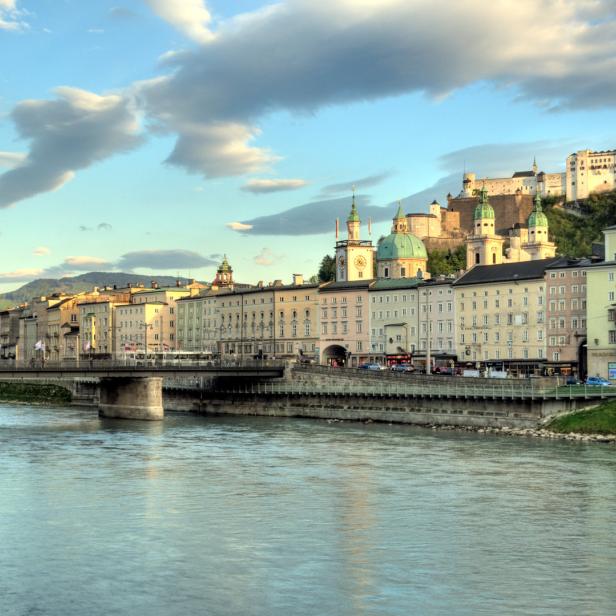 Blick auf die Salzburger Altstadt mit der Festung Hohensalzburg im Hintergrund.