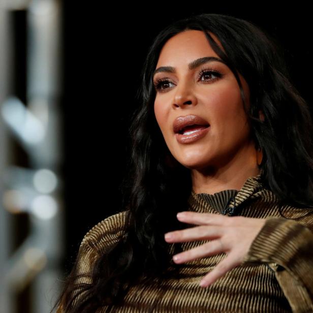 Kim Kardashian spricht während einer Veranstaltung.