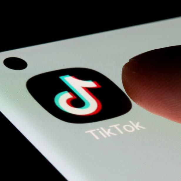 Ein Finger tippt auf das TikTok-Symbol auf einem Smartphone.
