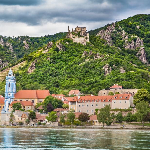 Dürnstein in Österreich mit Blick auf den Donaufluss und die Burgruine.