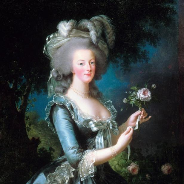 Ein Porträt von Marie Antoinette in einem blauen Kleid mit Rosen in der Hand.
