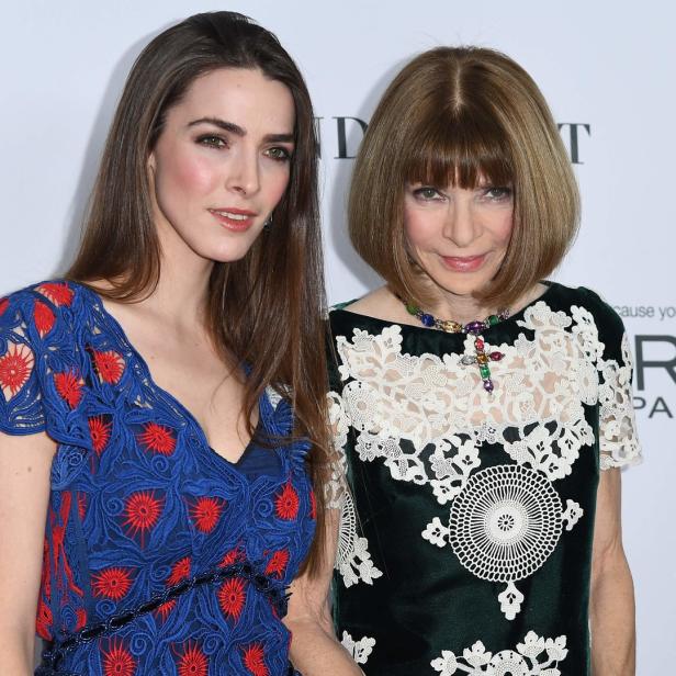 Anna Wintour posiert mit einer jungen Frau auf einer Veranstaltung.