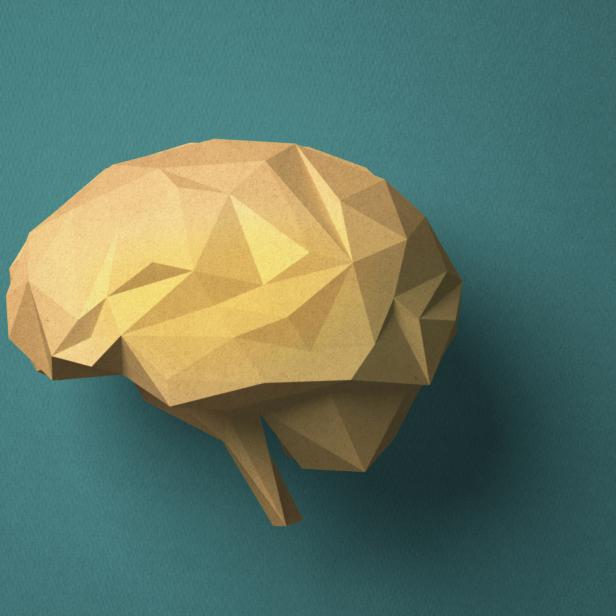 Ein goldenes, geometrisches Modell eines Gehirns auf türkisfarbenem Hintergrund.