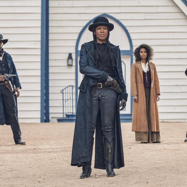 Regina King steht mit drei weiteren Darstellern vor einer Kirche in einer Szene aus „The Harder They Fall“.