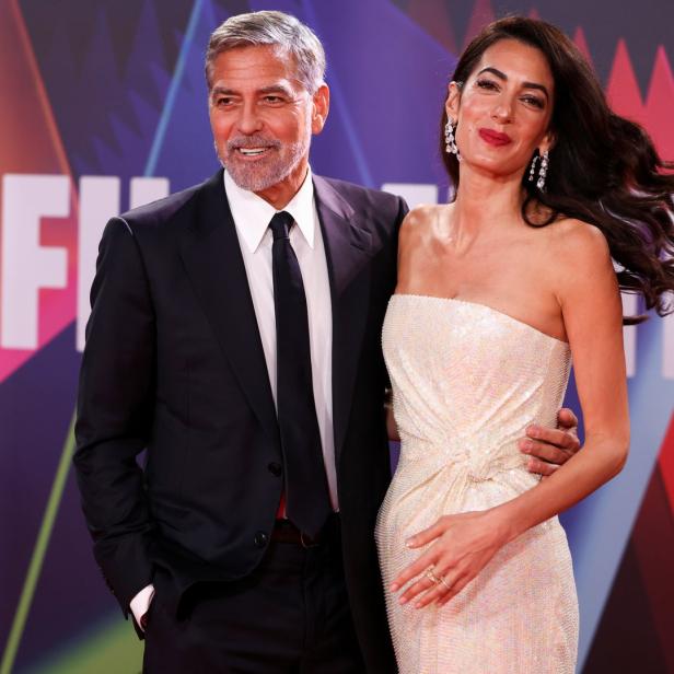 George und Amal Clooney posieren auf dem roten Teppich.